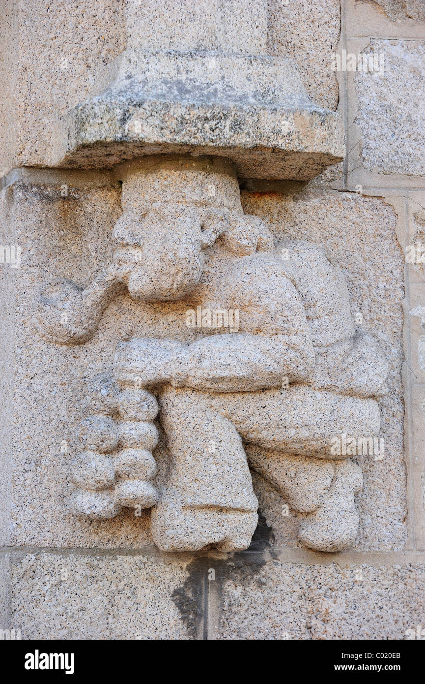 Le Marchand d'oignons / Johnny Onions, stone figure with pipe and onions on house front at Roscoff, Finistère, Brittany, France Stock Photo