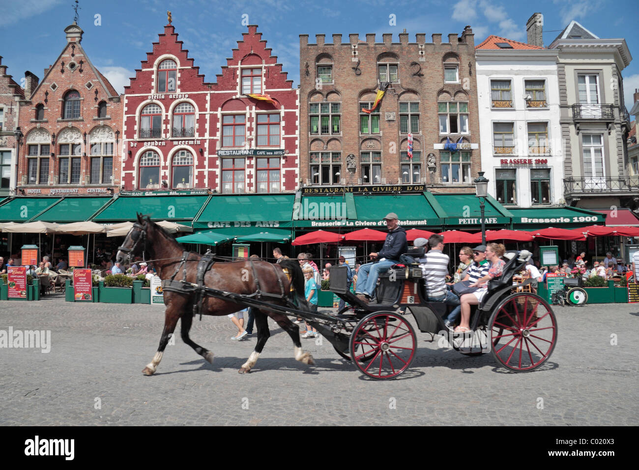 Horse and carriage on road hi-res stock photography and images - Page 11 -  Alamy