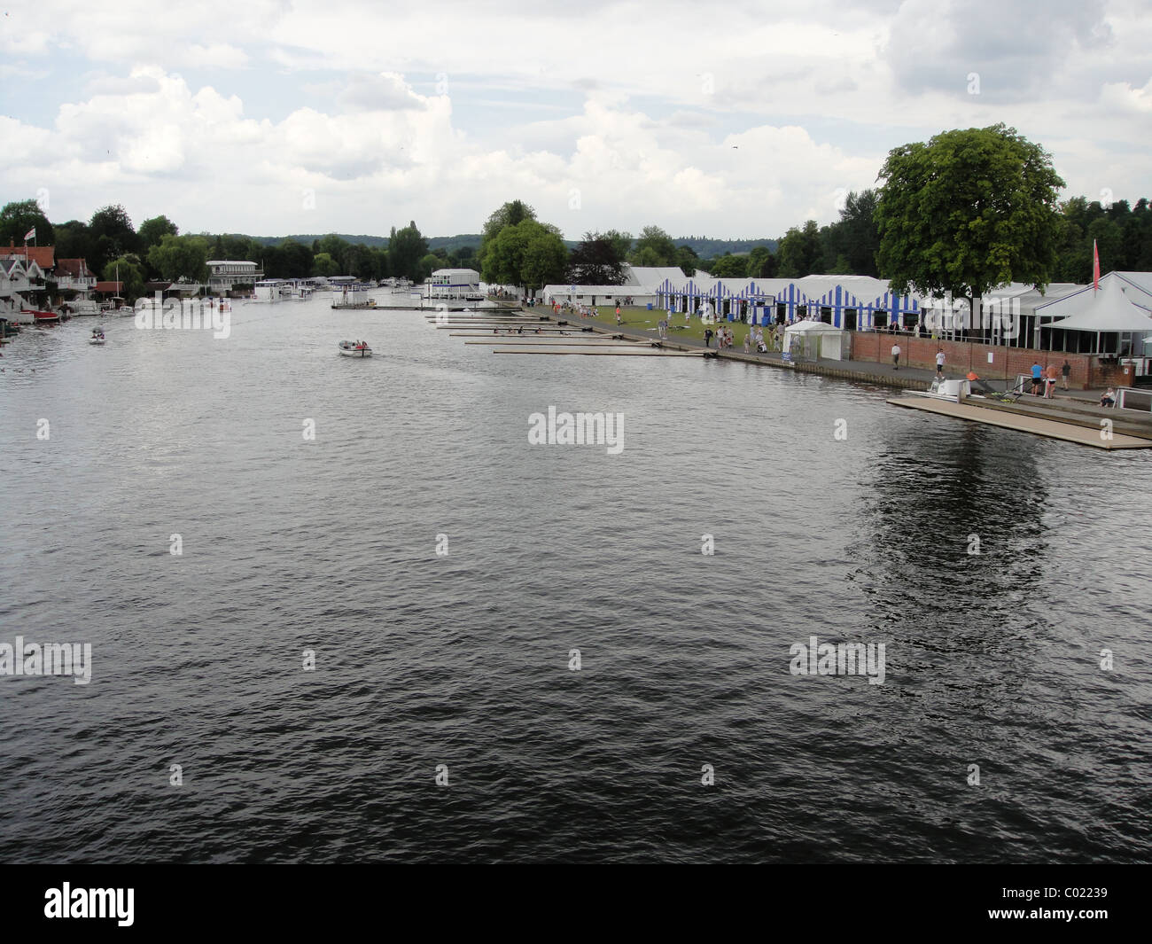 Henley bridge rowers hi-res stock photography and images - Alamy