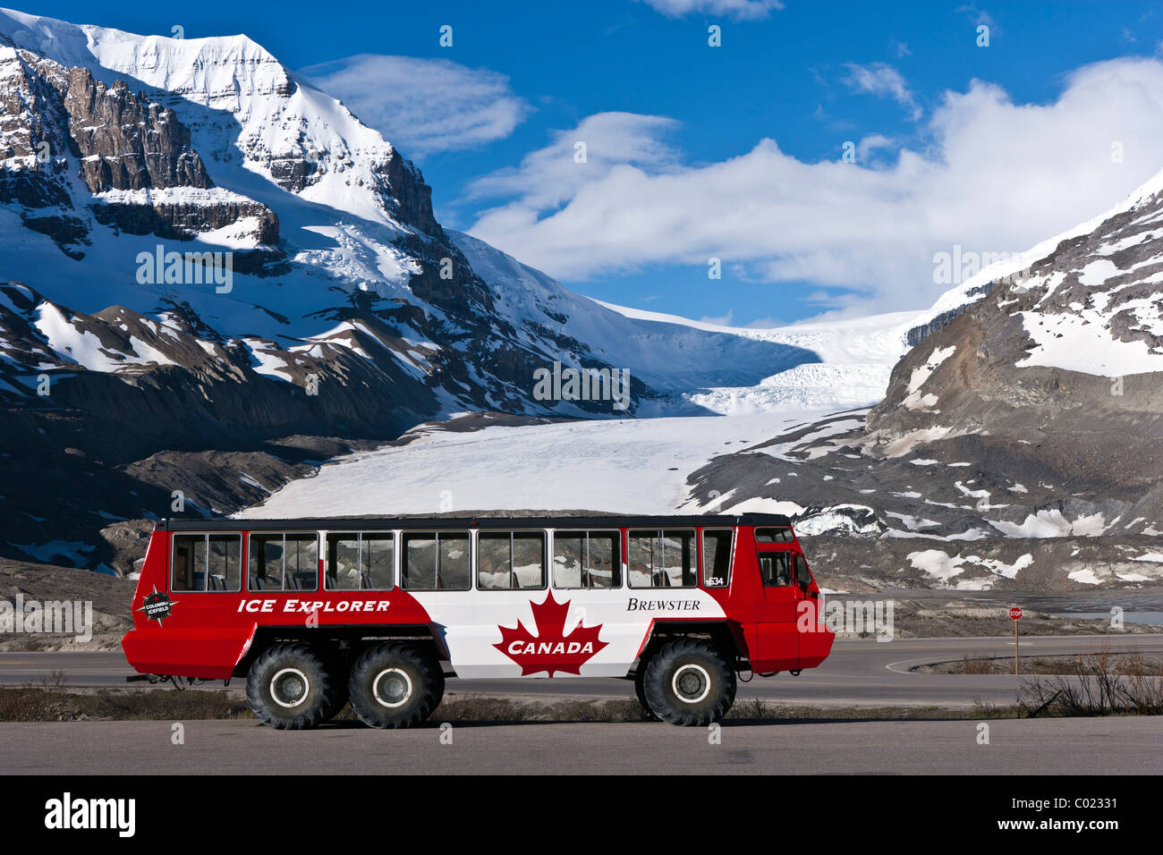 Icefield Explorer vehicle in front of the Athabasca Glacier at the Columbia Icefield Stock Photo