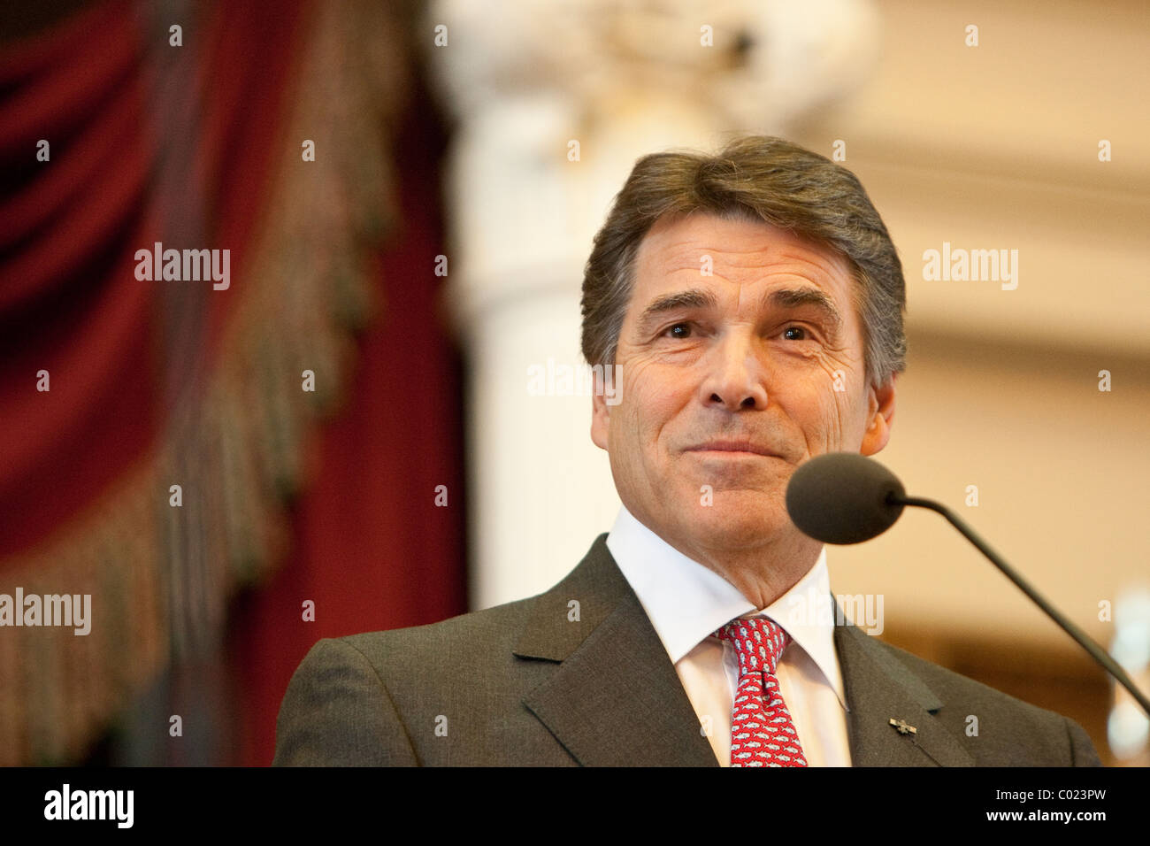 Texas Gov. Rick Perry gives his State of the State speech in the House ...