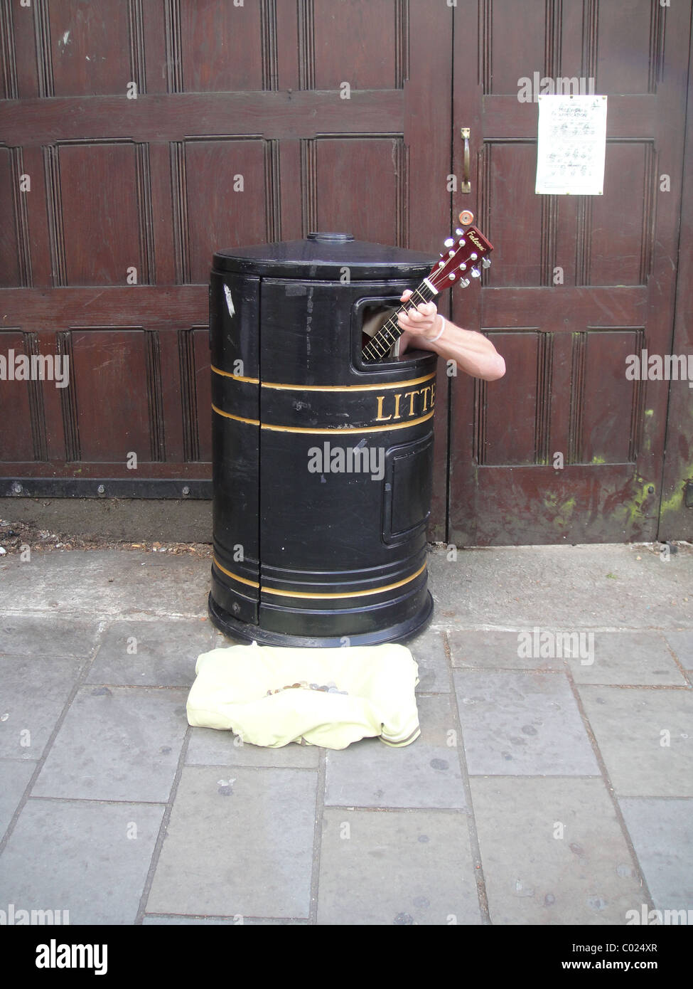 Litterbin busker with guitar Stock Photo - Alamy