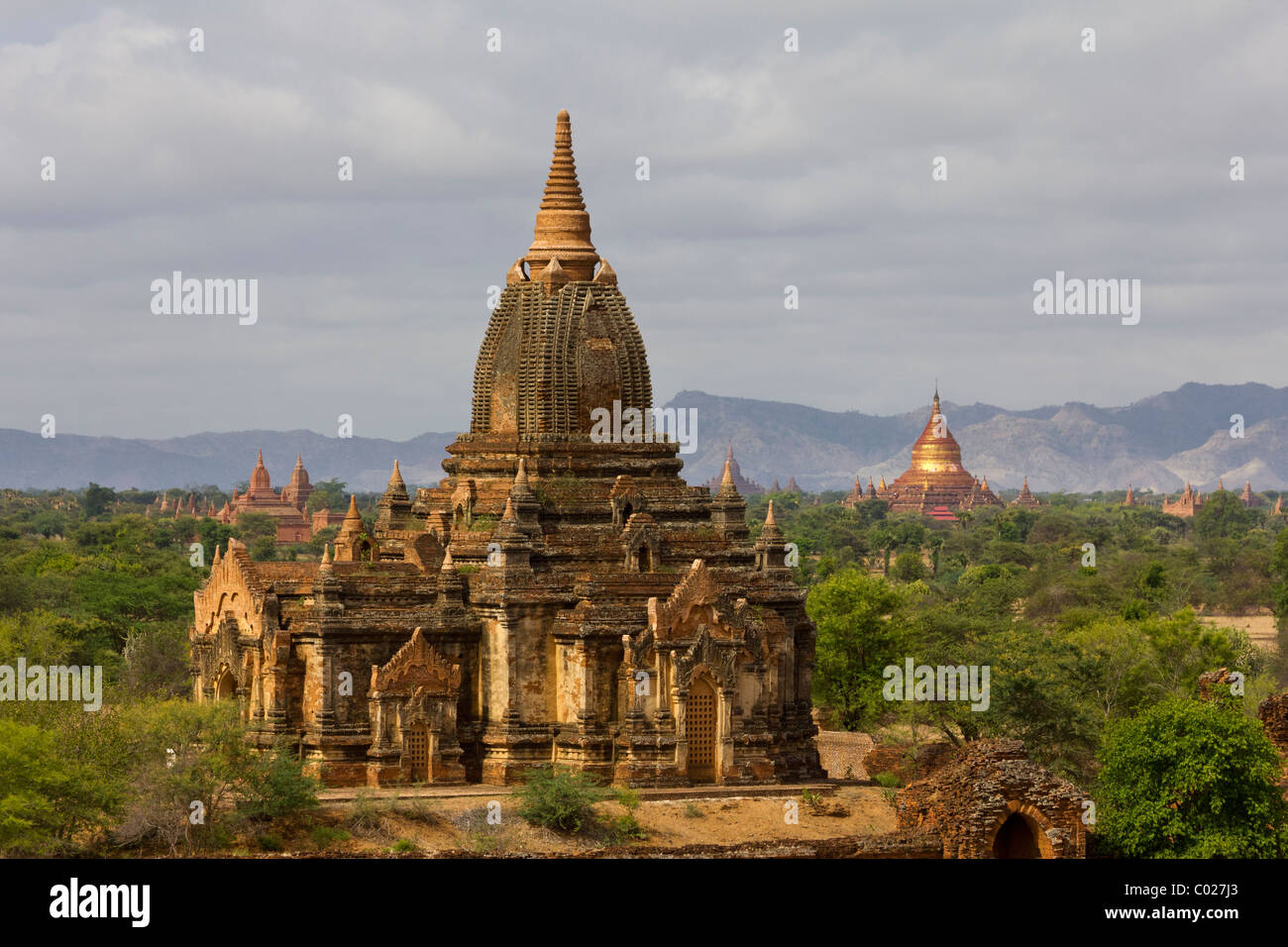 view of temples surrounding Htilominlo temple, southwest Bagan, Myanmar Burma Stock Photo