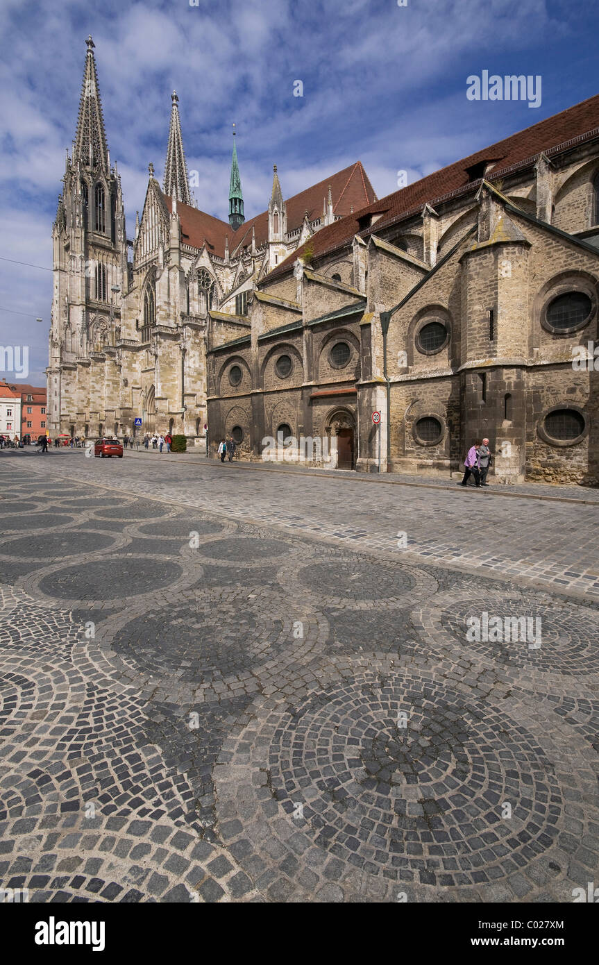 Regensburg Cathedral of St. Peter, view from the south on the cathedral, in front the St. Ulrich Diocesan museum, old town Stock Photo