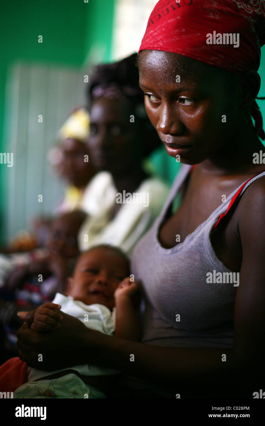 A woman waits for her child to be vaccinated at the Masuba health center in the town of Makeni, Sierra Leone Stock Photo