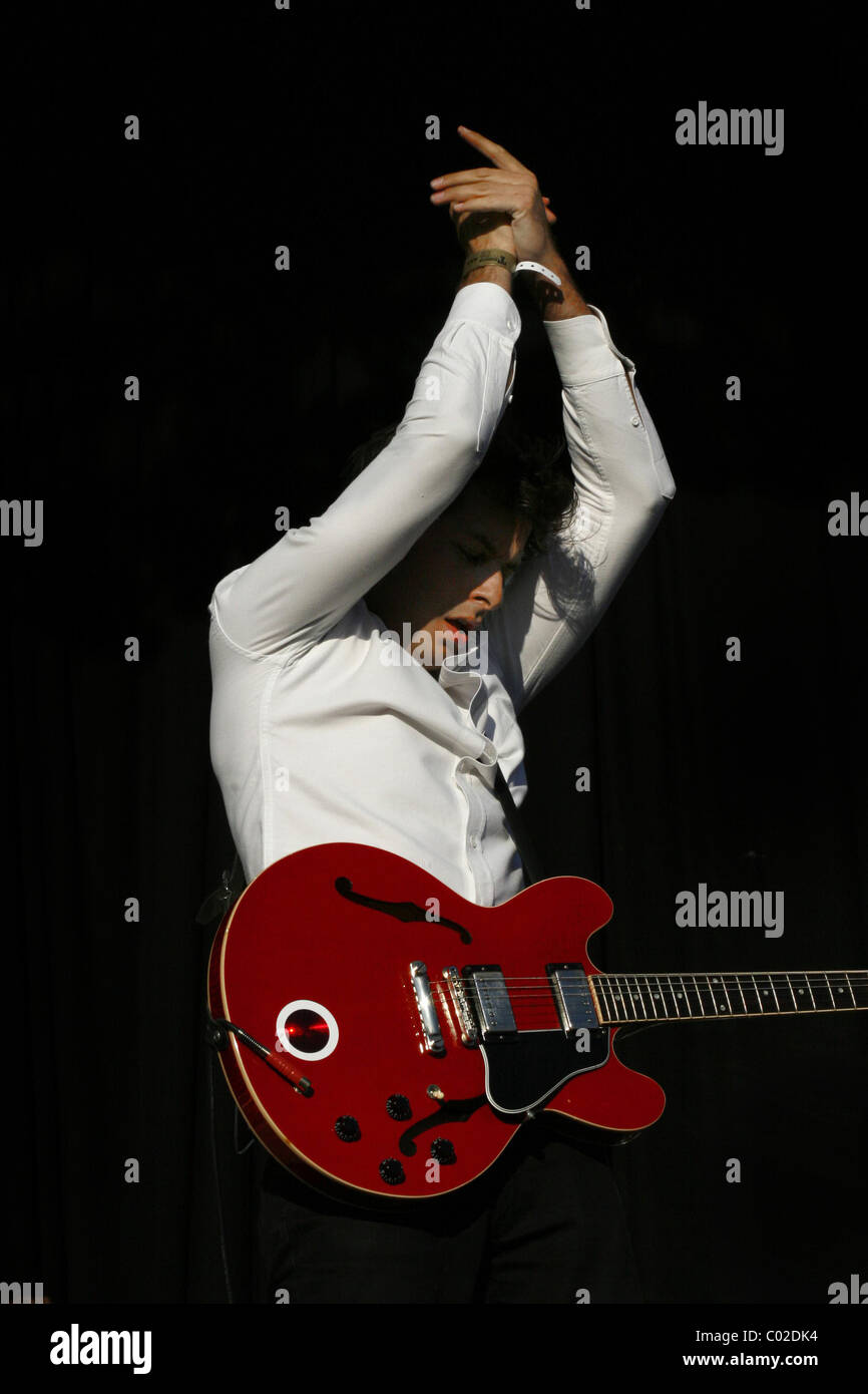 Mark Ronsons band perform at the Tennants Vital 07 festival in Belfast(04)