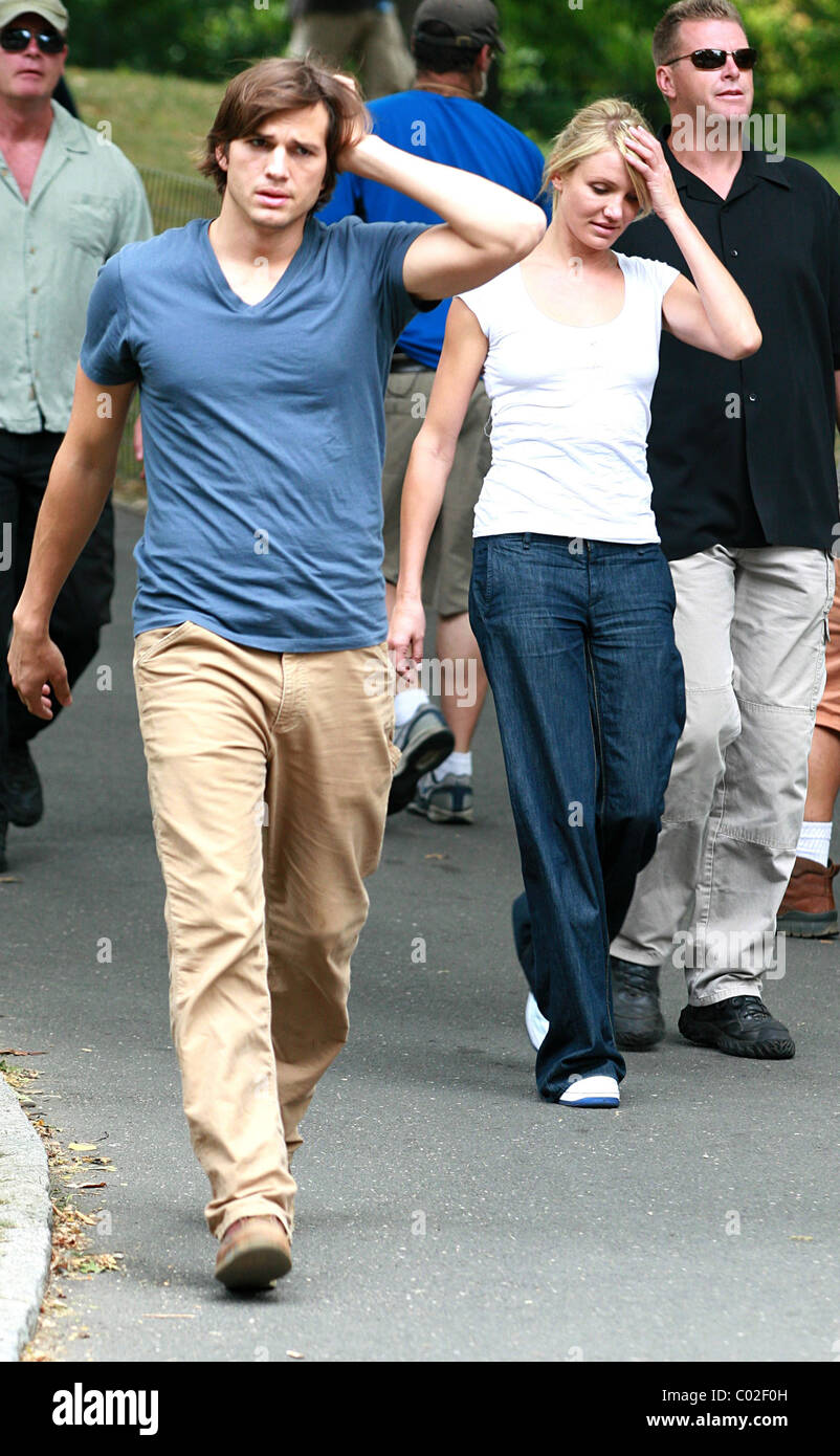 Ashton Kutcher and Cameron Diaz on the set of new film 'What Happens in  Vegas' at Central Park New York City, USA - 05.09.07 Stock Photo - Alamy