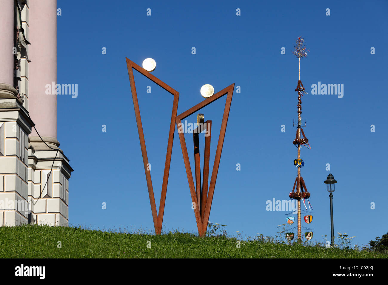 Tre pellegrini sculpture by Erwin Roth, 2007, basilica and may pole, Ottobeuren Unterallgaeu region, Allgaeu, Schwaben, Bavaria Stock Photo