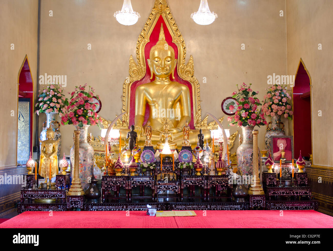 Golden Buddha figure in a Bangkok temple Stock Photo - Alamy