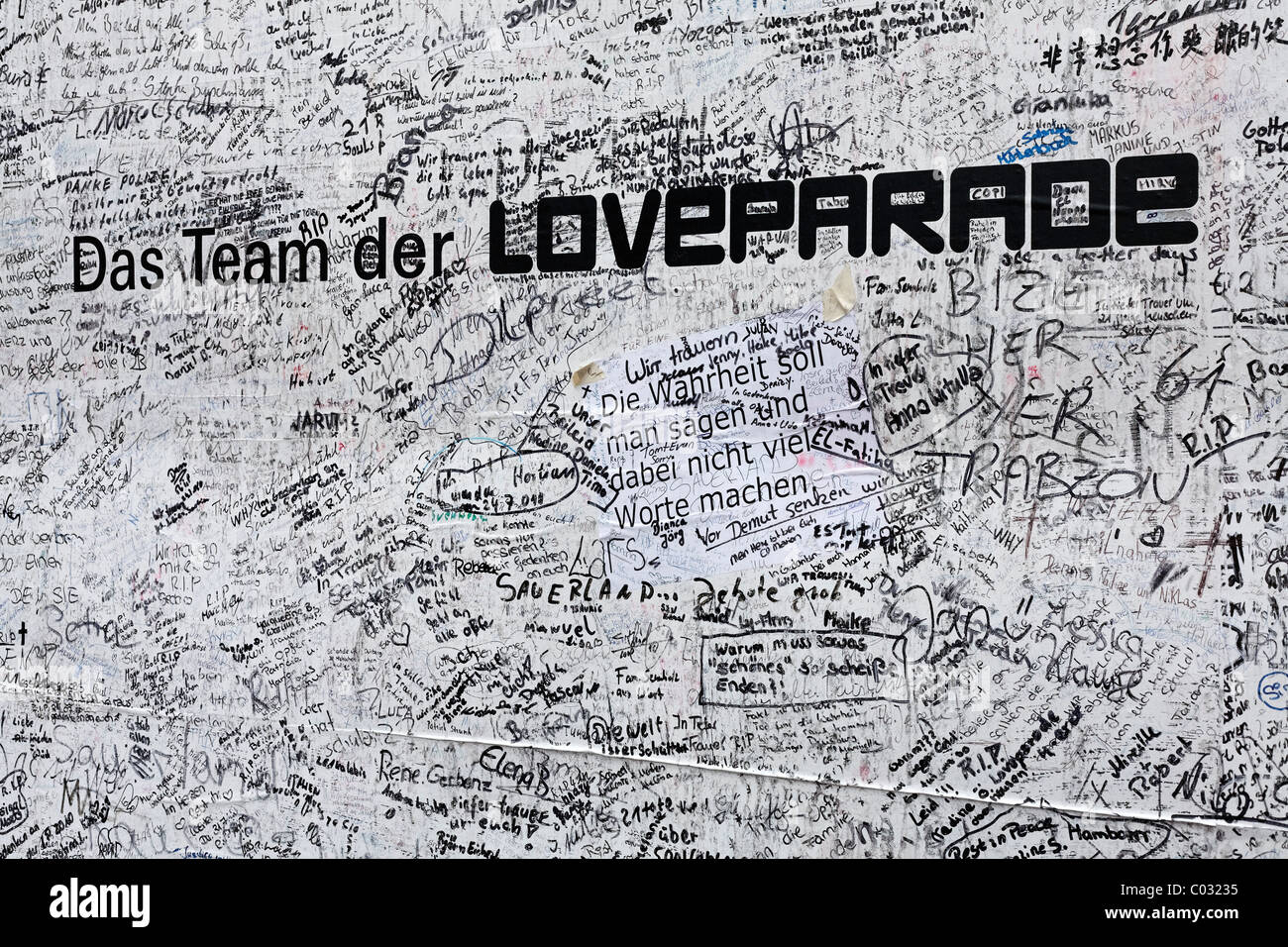 Poster with sympathetic notes and signatures, to remember the victims of the crowd crush at the Loveparade 2010, Duisburg Stock Photo