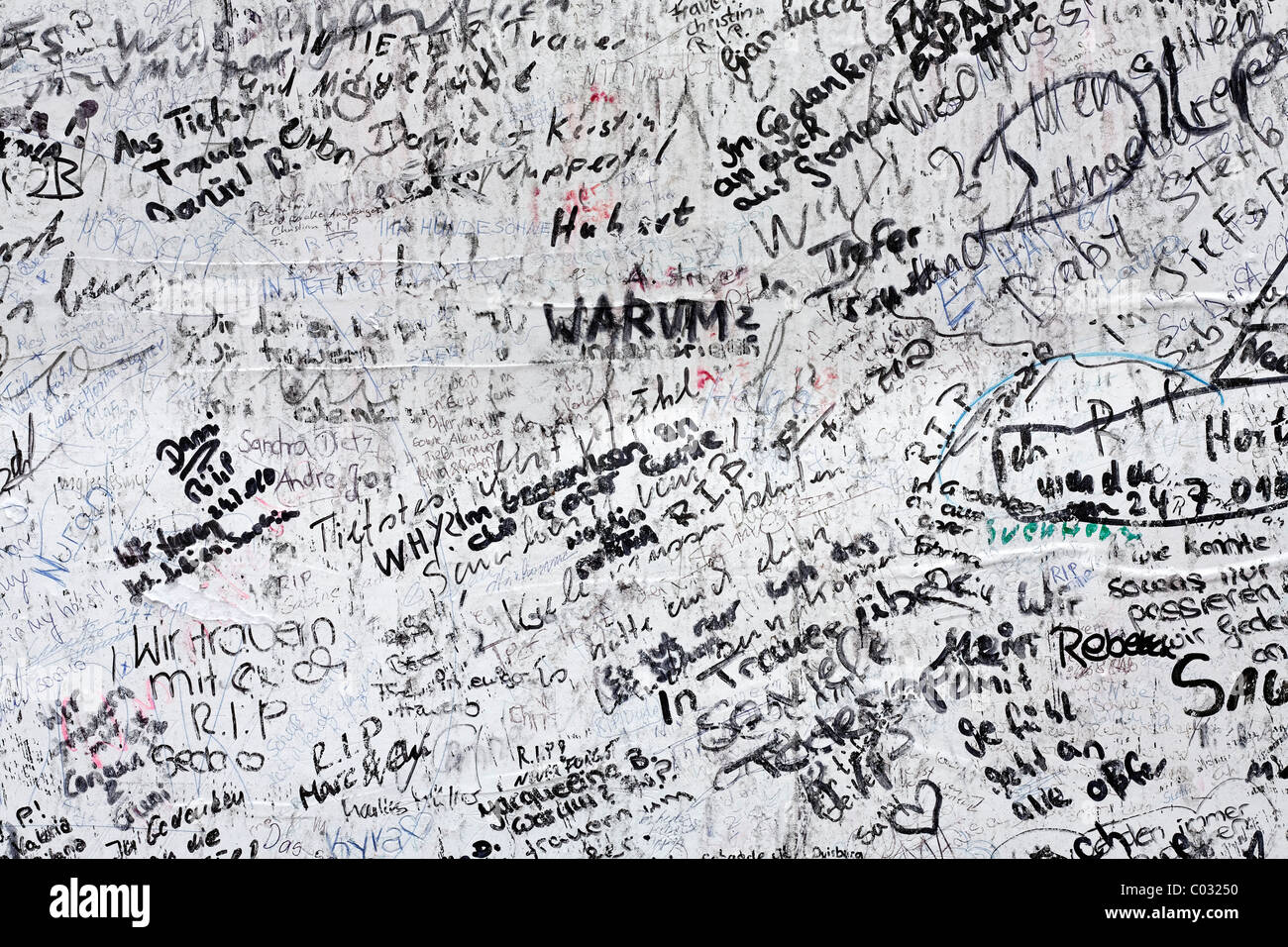 Poster with sympathetic notes and signatures, to remember the victims of the crowd crush at the Loveparade 2010, Duisburg Stock Photo
