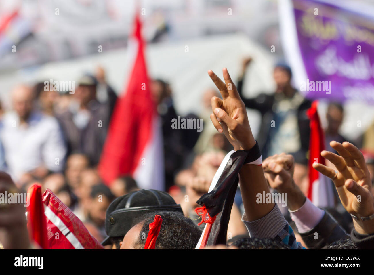 anti-Mubarak protestor giving v for victory sgin at Tahrir Square, Cairo, Egypt Stock Photo