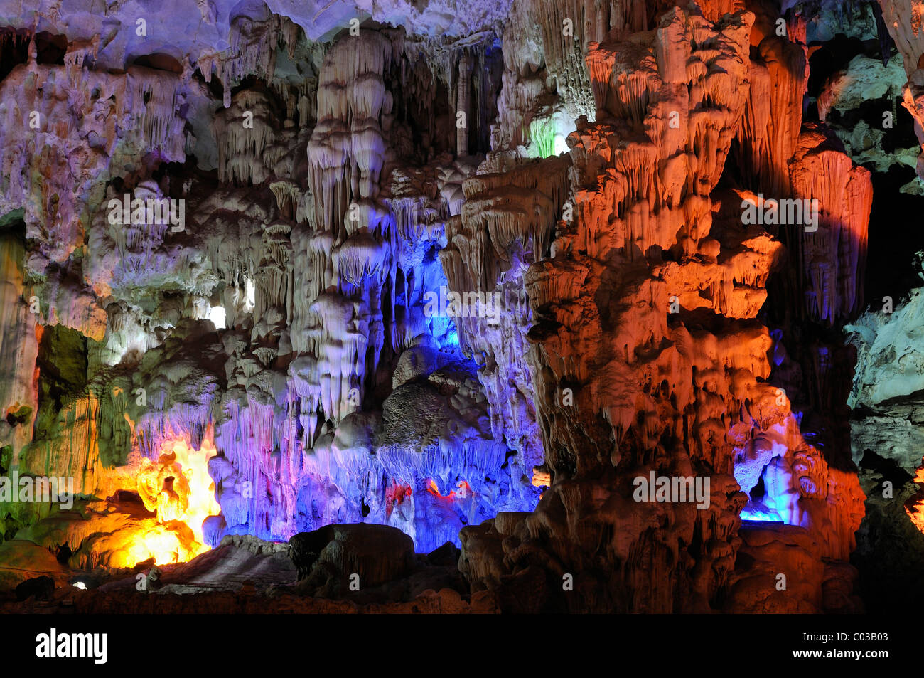 Hang Dau Go, Hidden Timber Cave, Halong Bay, Vietnam, Southeast Asia Stock Photo