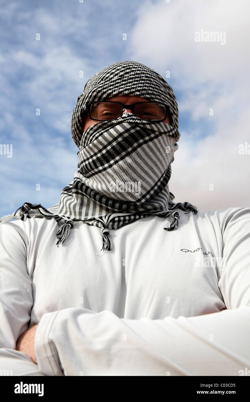 A Caucasian man wears an Arab-style shimagh headress Stock Photo - Alamy