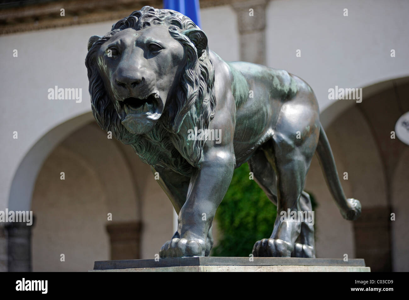 Bronze lion sculptures hi-res stock photography and images - Alamy
