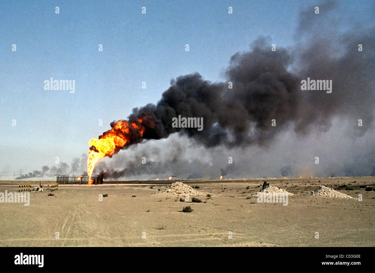Burning oil kuwait hi-res stock photography and images - Alamy