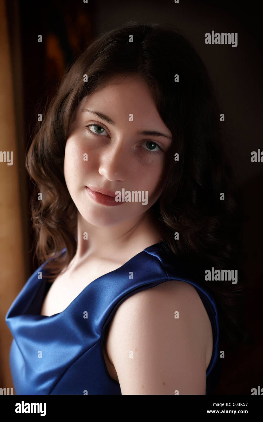 Brown Haired Teen Girl Stock Photo 34501635 Alamy