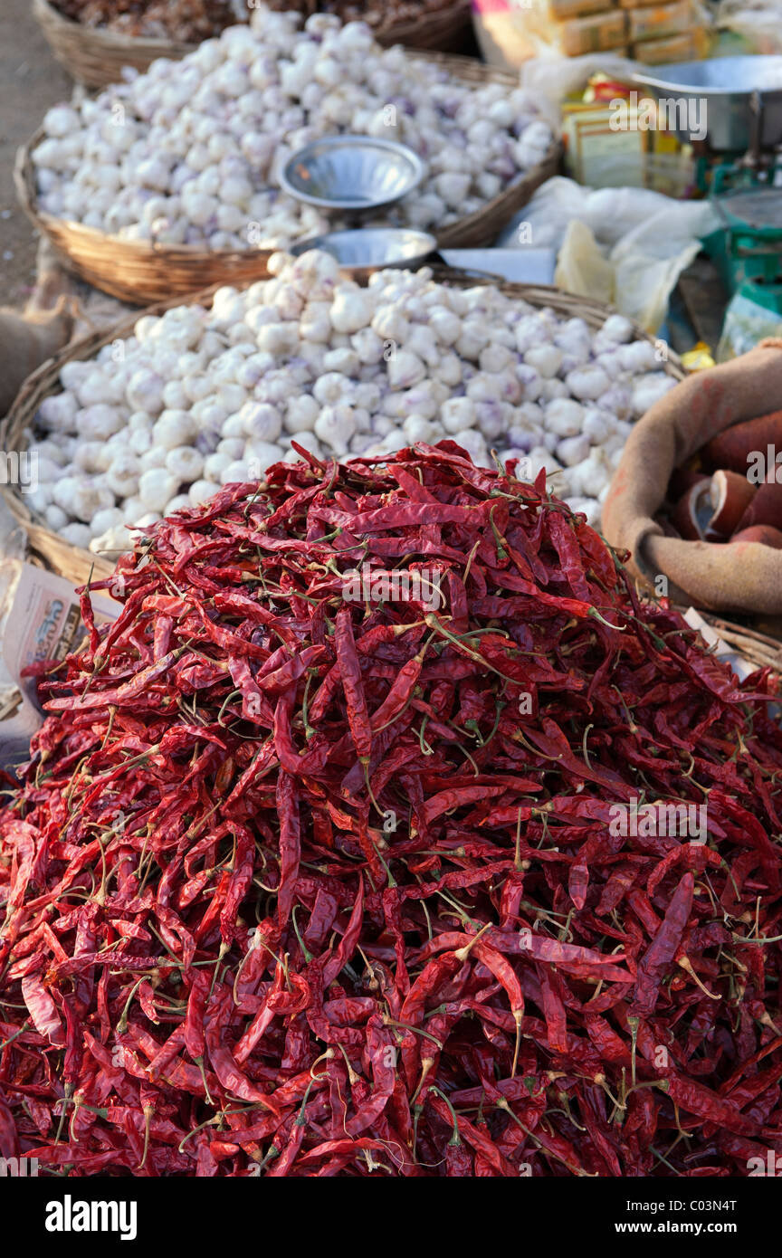 Baskets of garlic and dried red chillis at an Indian market. Puttaparthi, Andhra Pradesh, India Stock Photo