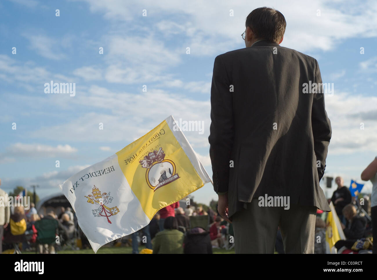 A man cheering the Pope in Hyde Park holding a Vatican flag, London 2010 Stock Photo