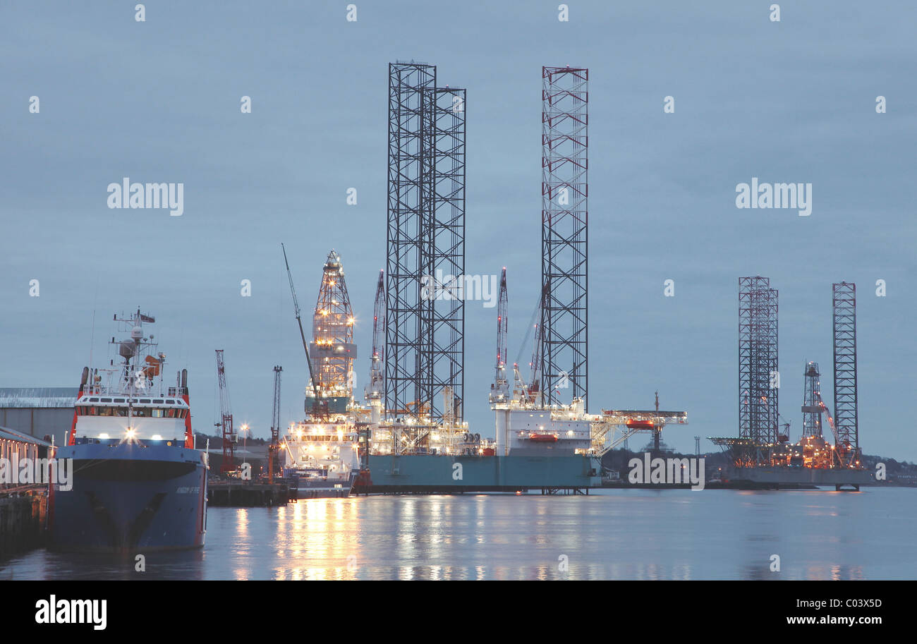 Oil rigs in Dundee Docks being refurbished Stock Photo Alamy