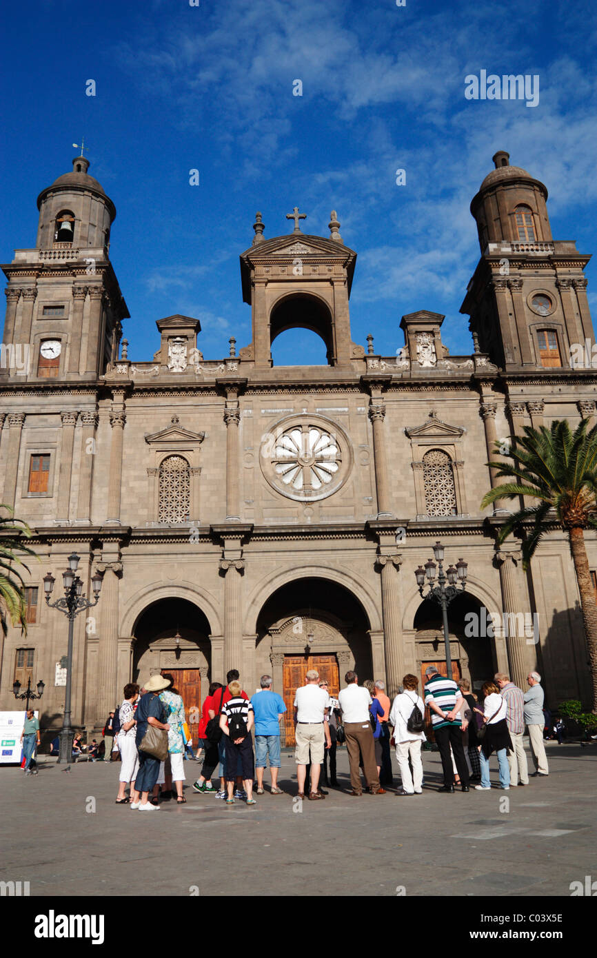 Group of tourists with guide in front of Santa Ana cathedral in Plaza Santa Ana, Vegueta, Las Palmas, Gran Canaria, Canary Islan Stock Photo