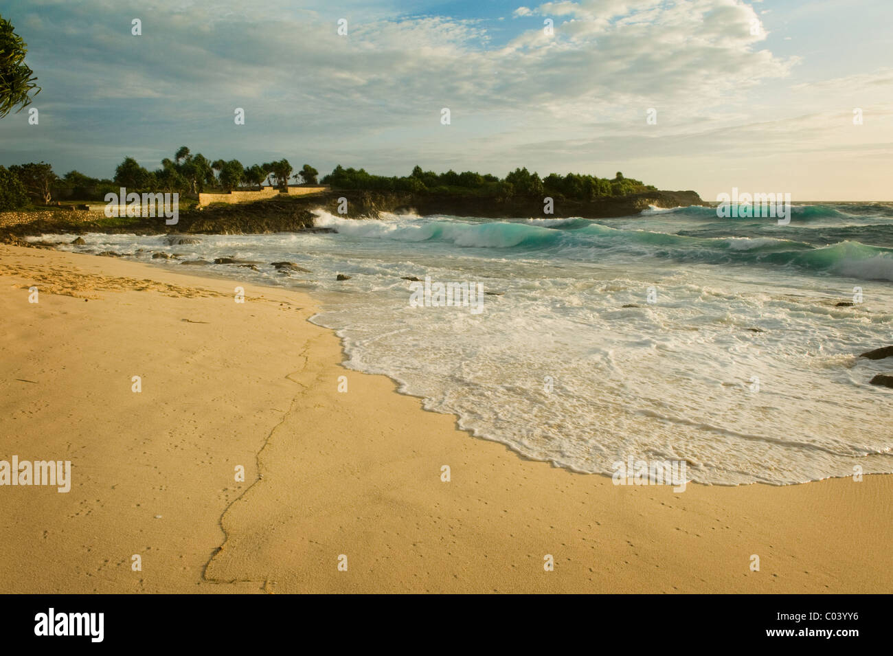 sandy bay on nusa
