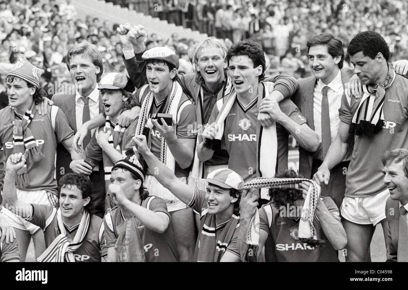 Manchester United celebrate their FA Cup victory against Everton at Wembley in 18 May 1985 Stock Photo