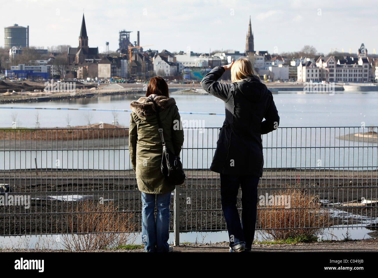 Visitors at the artificial Phoenix Lake, site of the former steel plant Hoesch Hermannsmill Phoenix-East, Dortmund, Germany Stock Photo