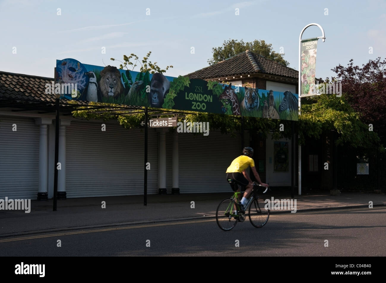 London Zoo sign, Zoological Gardens entrance and biker in yellow t-shirt, Regents Park, England, UK, Europe, EU Stock Photo