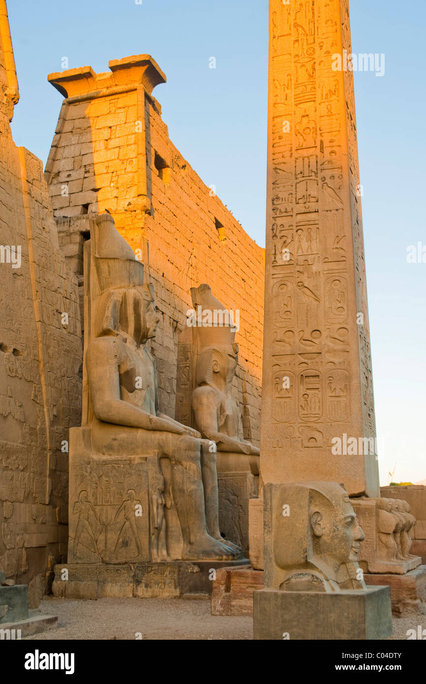 Aegypten, Luxor, Luxor-Tempel (Ipet-resit), Obelisk vor dem Pylon und Sitzstatuen des Ramses II, Stock Photo