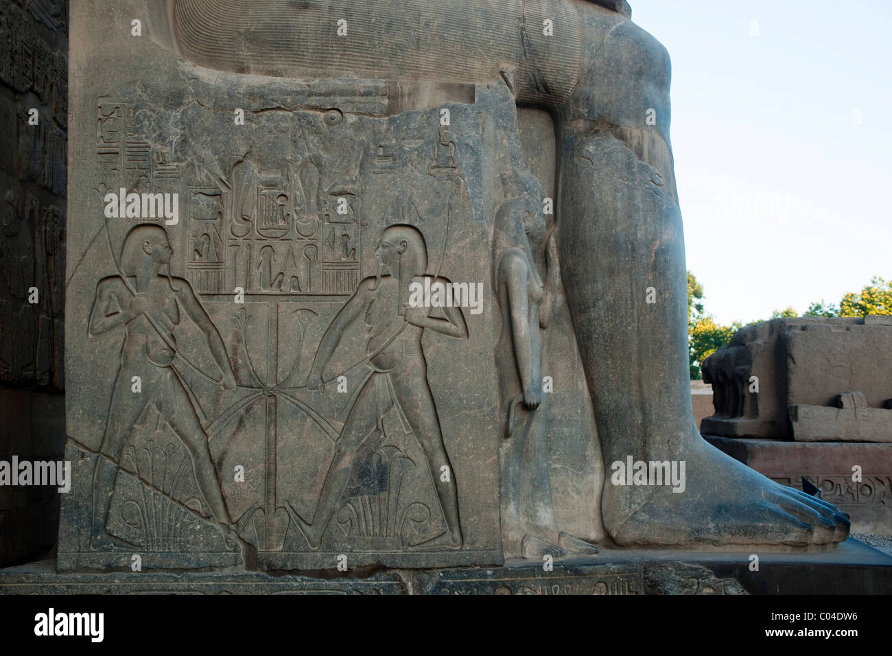 Aegypten, Luxor, Luxor-Tempel (Ipet-resit), Hieroglyphen am Fuss der Sitzstatue des Ramses II. vor dem Pylon Stock Photo