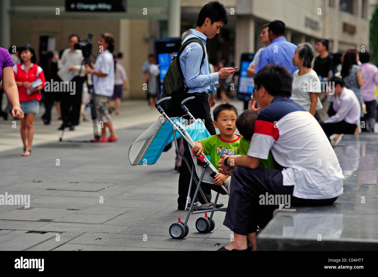 Lunch Time Community Raffles Place Singapore Stock Photo Alamy