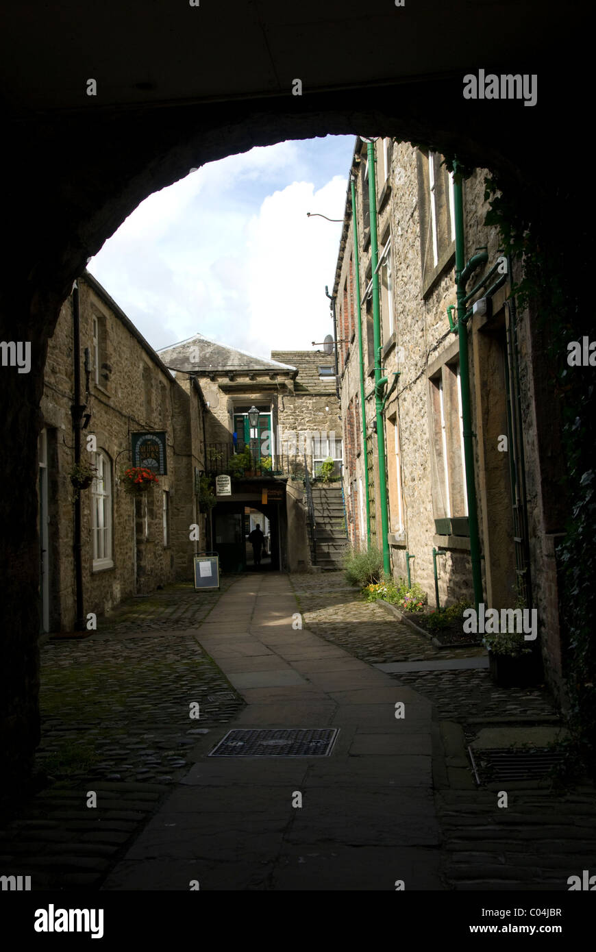 YORKSHIRE; SETTLE; COMMERCIAL COURTYARD Stock Photo Alamy