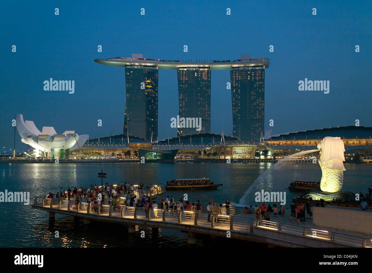 Singapore merlion marina bay sands night hi-res stock photography and ...