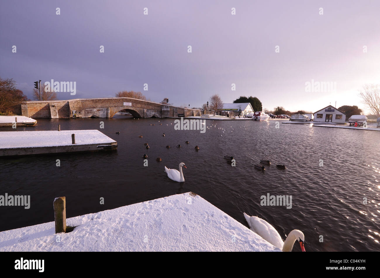 Potter Heigham bridge on the River Thurne, Norfolk Broads Stock Photo