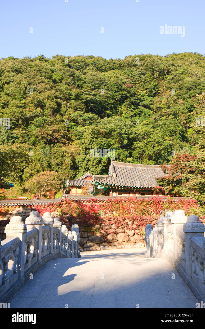 Bridge leading to Shinheung-sa temple, Seoraksan National Park, South Korea Stock Photo