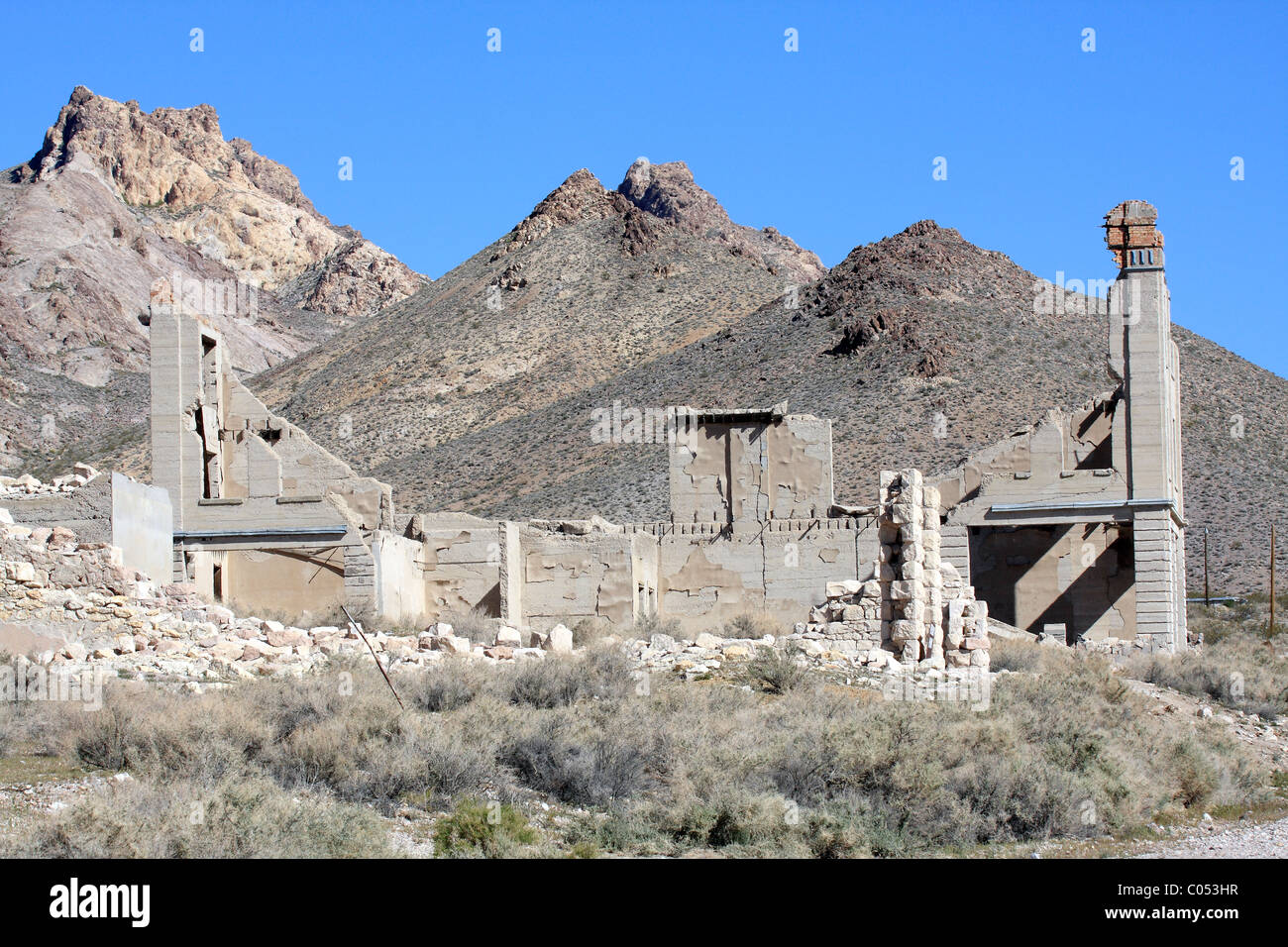 The remains of the Cook Bank Building, with the Rainbow Mountains in the background, in Rhyolite, Nevada. Stock Photo