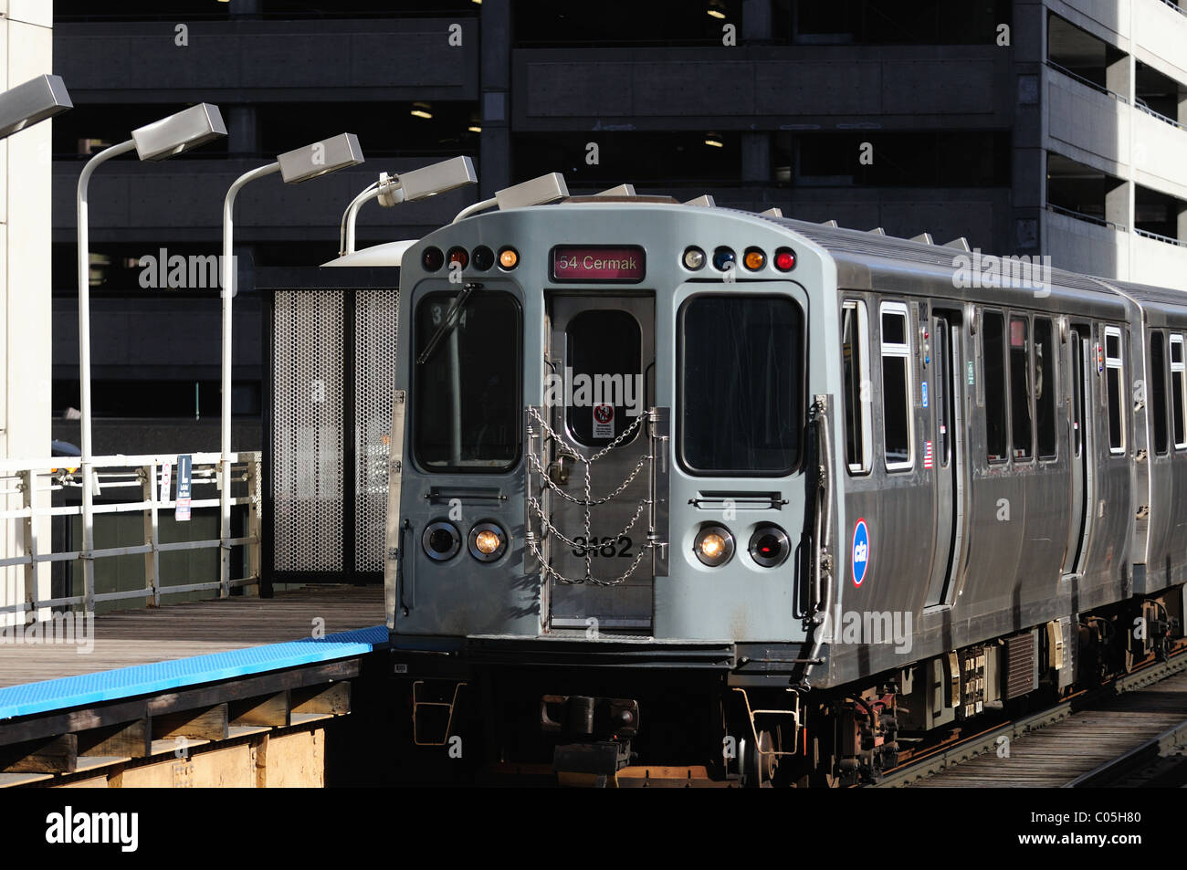 Chicago, Illinois, USA. A Pink Line rapid transit, elevated train motors into the LaSalle/VanBuren station. Stock Photo