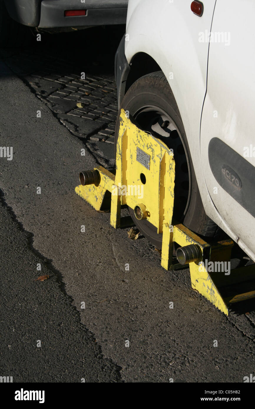 Cloae up clamp wheel tyre auto breakdown hires stock photography and