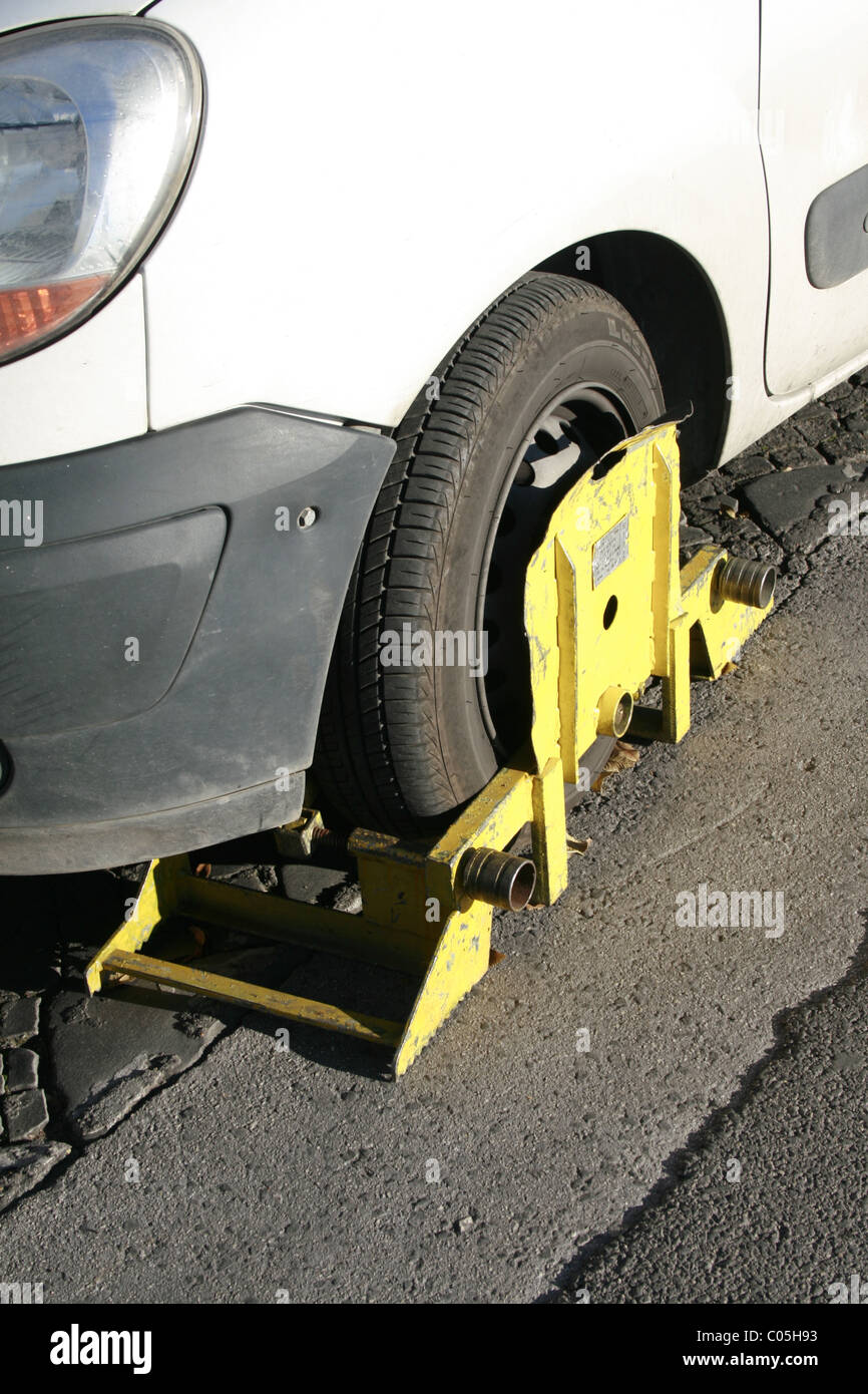 clamped car in street Stock Photo Alamy