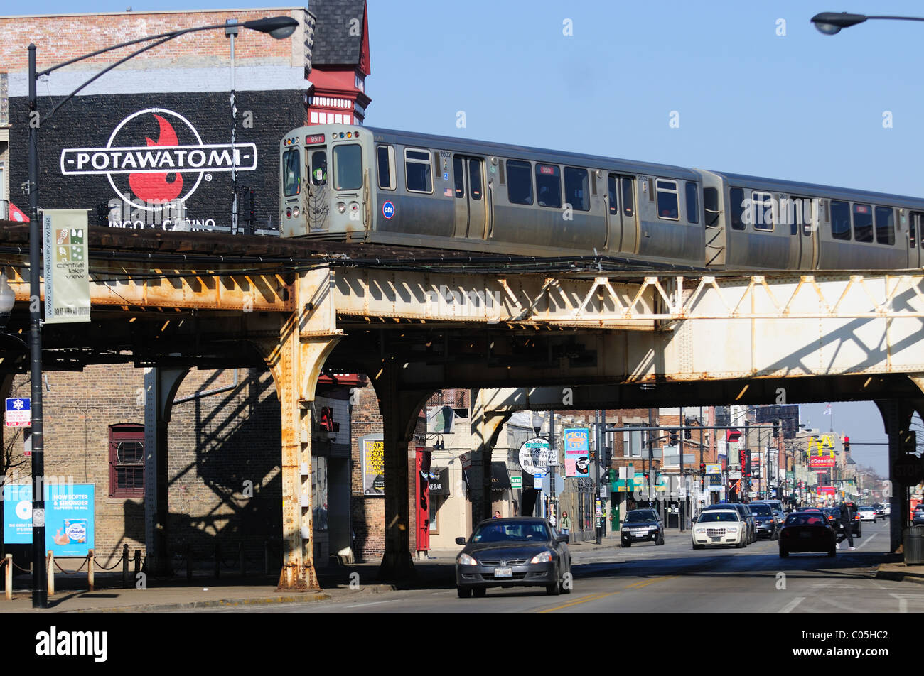 A rapid transit, elevated train rumbles over north Clark Street on the city's Red Line elevated structure. Chicago Illinois, USA. Stock Photo
