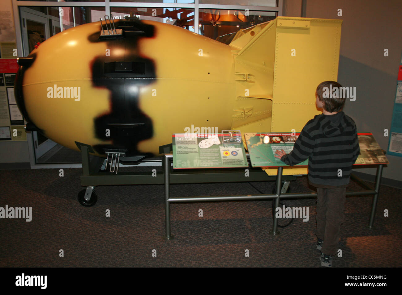 A model of the Fat Man atomic bomb dropped on Nagasaki, Japan in 1945.  Child is looking at the bomb and reading about history Stock Photo - Alamy