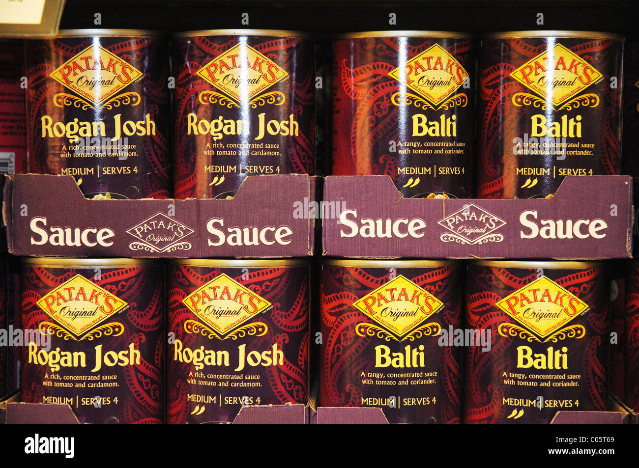 Tins Of Pataks Curry Sauce On A Shelf In A Supermarket In England Stock Tins Of Pataks Curry Sauce On A Shelf In A Supermarket In England Stock