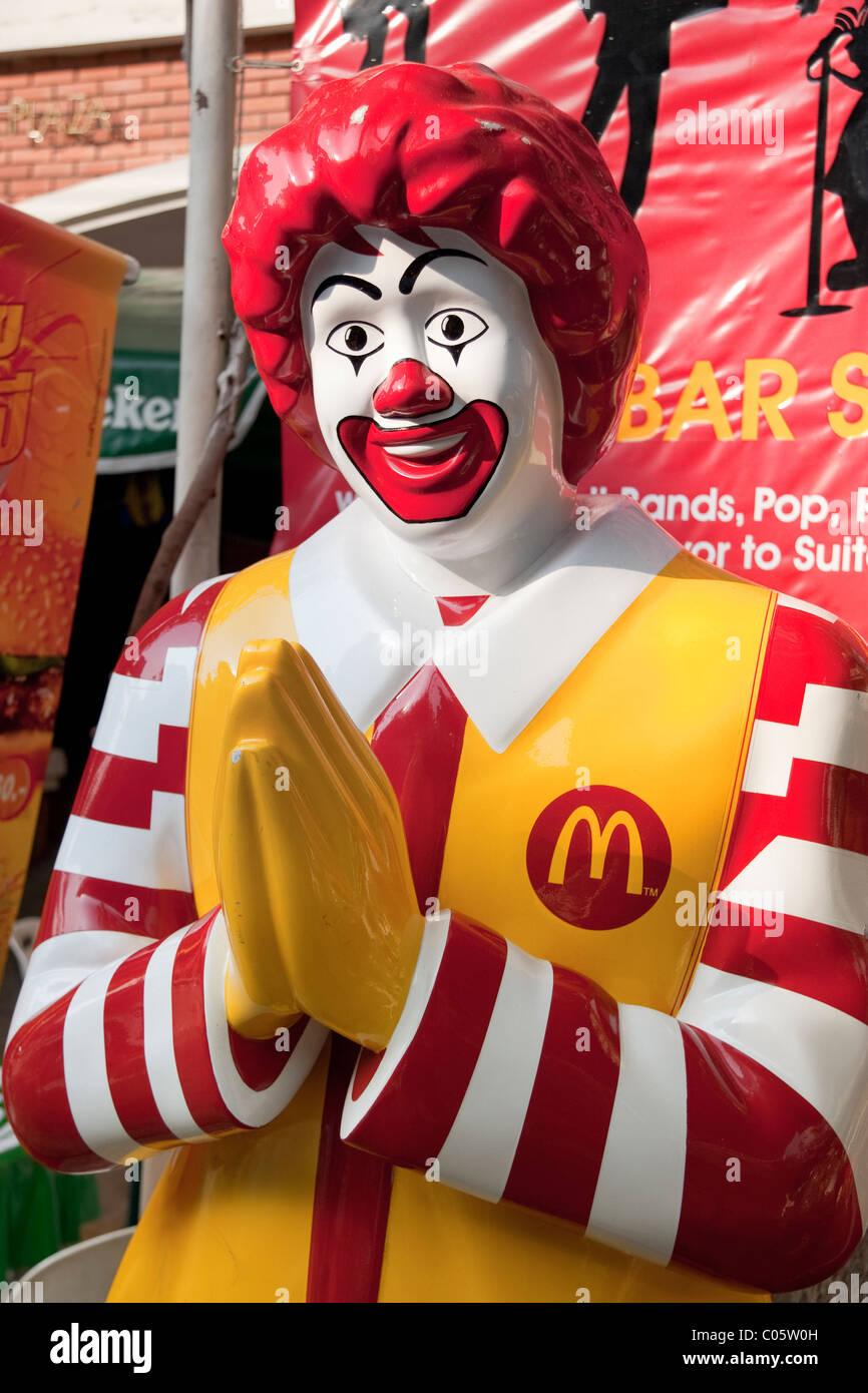 Ronald McDonald statue performing a 'Wai' (Traditional Thai Greeting), Khao San Road, Banglamphu, Bangkok, Thailand Stock Photo