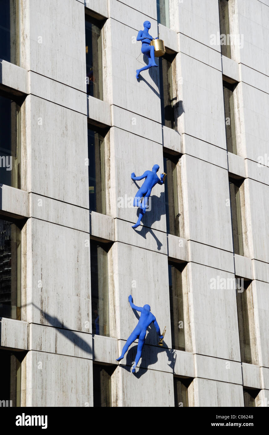'Climbers' sculpture installation by Ofra Zimbalista on the exterior of Maya House in Borough High Street, London, England Stock Photo