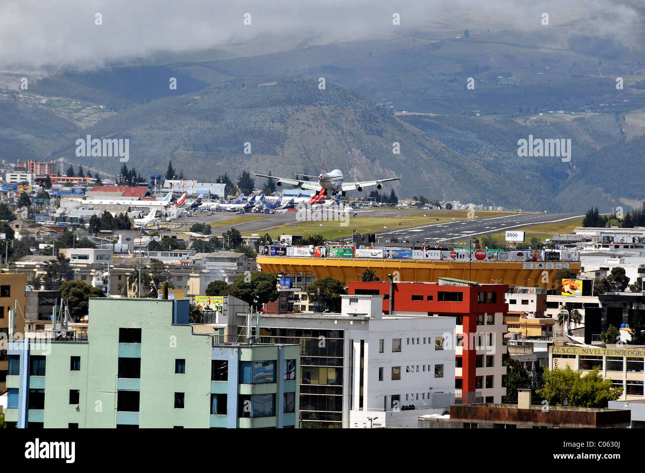 Boeing 747 landing at Mariscal Sucre international airport, Quito, Ecuador (abandonned in 1913) Stock Photo