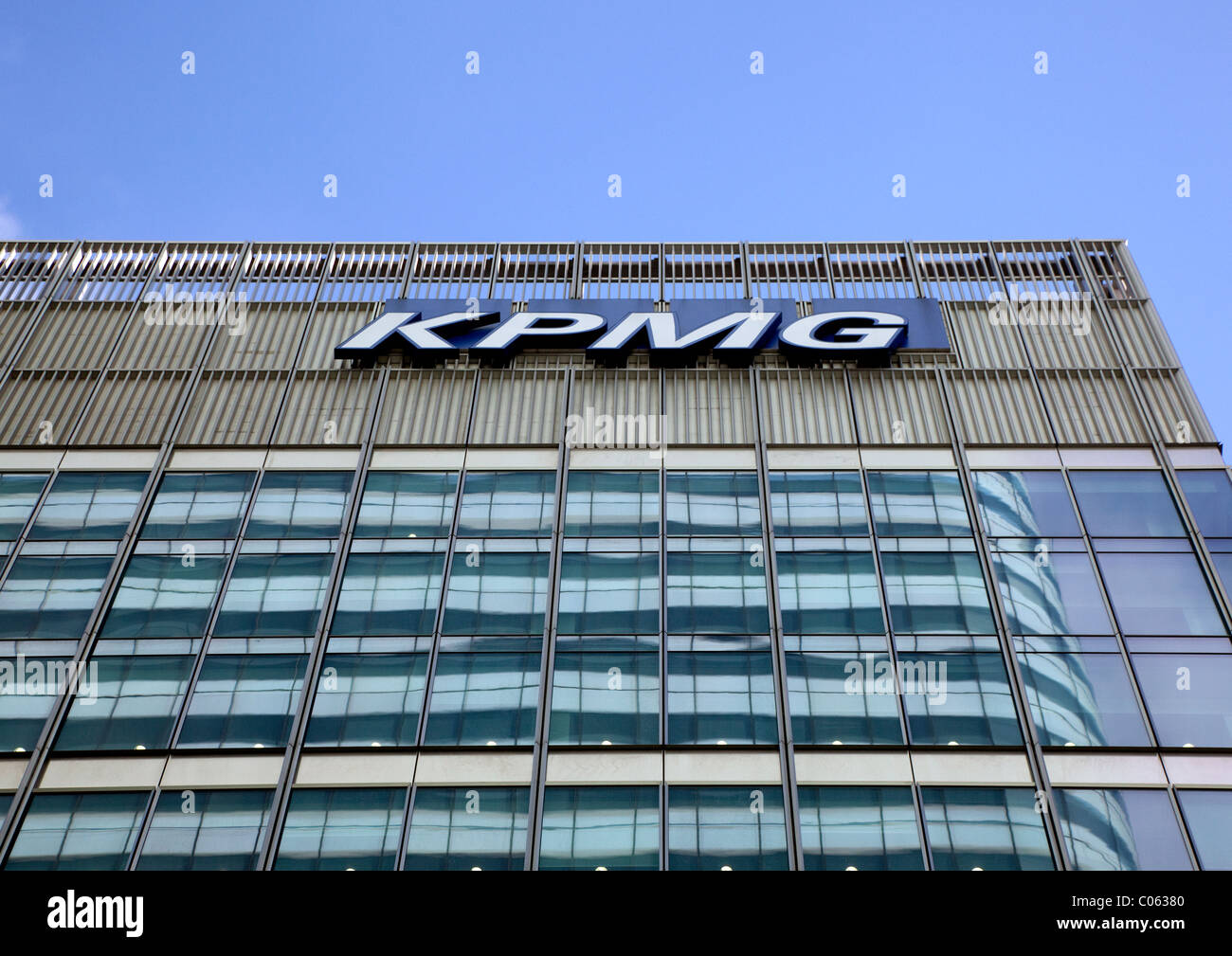 Kpmg Offices In Canary Wharf London Stock Photo Alamy