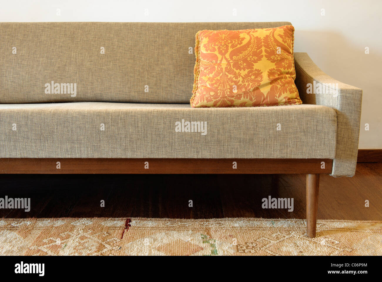 Vintage sofa hi-res stock photography and images - Alamy