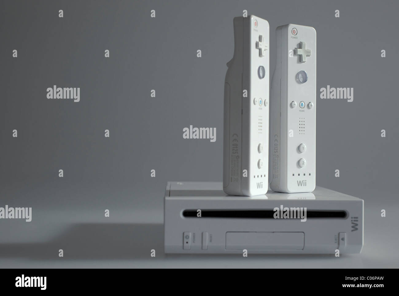 düzine tambur Amfibi  Selective focus shot of a Nintendo Wii video game console with two Wiimote  wireless controllers Stock Photo - Alamy