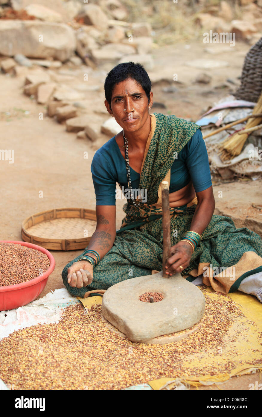 woman crushing grains Andhra Pradesh South India Stock Photo